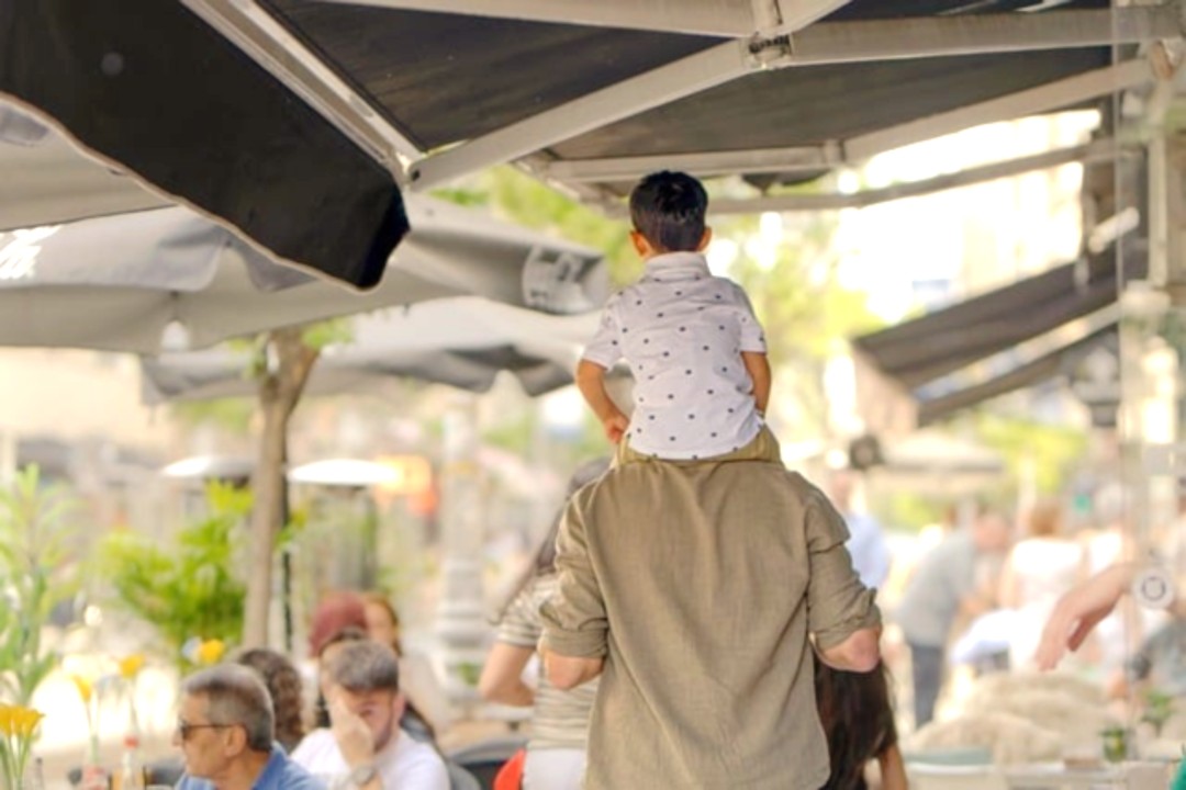 Vater mit Kind auf den Schultern